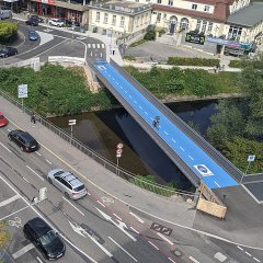 Die Steinlachbrücke (Friedrichstraße Tübingen) vom Dach des Ibis-Hotels aus. Bild: Hans-Jörg Schweizer