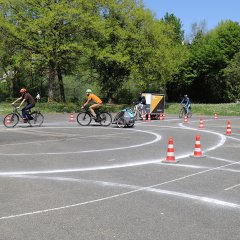 Bild: Universitätsstadt Tübingen

Testfahrt auf einem aufgemalten Kreisverkehr für Radfahrer.
