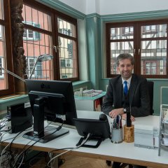 Oberbürgermeister Boris Palmer in seinem Dienstzimmer im sanierten Rathaus. Bild: Daniel Maurer