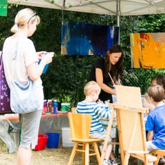 Beim Sommerfest im Juli 2015 hat die Künstlerin Martina Nehr-Kley Kinder beim Malen angeleitet. Bild: Christoph Jäckle