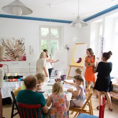 Beim Sommerfest haben die Künstlerinnen und Künstler ihre Ateliers in der Museumsvilla geöffnet. Bild: Christoph Jäckle