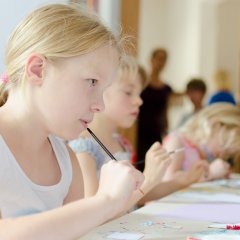 Beim Sommerfest konnten Kinder in den Ateliers der Künstlerinnen und Künstler zeichnen und malen. Bild: Christoph Jäckle