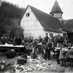 Die Kinder und das Personal des Rettungshauses Sophienpflege in Lustnau bei der gemeinsamen Arbeit, die fester Bestandteil des Lebens in der Anstalt war. Die Fotografie stammt aus dem Jahr 1921. Bild: Stadtmuseum Tübingen