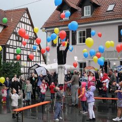 Das 25-jährige Jubiläum der Jugendhilfestation „Volksbänkle“ in Kirchentellinsfurt im Jahr 2010. Das „Volksbänkle“ ist eines von mittlerweile zahlreichen Betreuungsangeboten der Sophienpflege außerhalb von Pfrondorf. Bild: Stadtmuseum Tübingen
