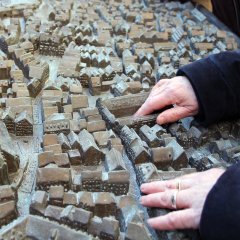 In dem Modell des Künstlers Felix Broerken lässt sich jedes Haus in der Altstadt ertasten. Bild: Universitätsstadt Tübingen