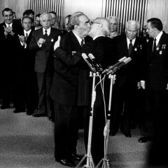 Leonid Breschnew und Erich Honecker, 30. Jahrestag der DDR Ost-Berlin, 1979
Bild: Barbara Klemm