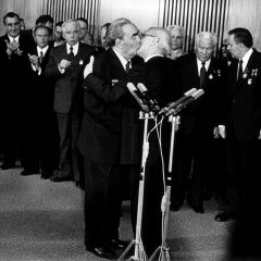 Leonid Breschnew und Erich Honecker, 30. Jahrestag der DDR Ost-Berlin, 1979
Bild: Barbara Klemm