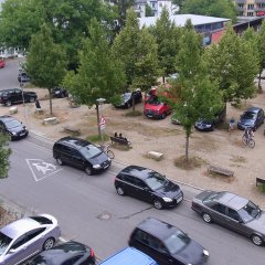 Parken im Französischen Viertel – seit dem Entstehen des Quartiers ein Diskussionsthema für Bewohner, Gäste und Kunden.

Bild: Hans Stoiber
