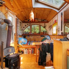 Ein Blick ins Innere eines Wagenburg-Wagens: Küche, Bad, Schlaf-, Ess- und Wohnzimmer passen hier auf unter 20 Quadratmeter.

Bild: Christian Sautermann