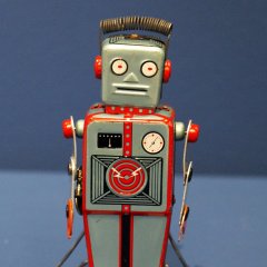 Dieser Spielzeugroboter mit Federwerk aus den 1950er- bis 1960er-Jahren stammt aus dem Spielzeugmuseum Nürnberg.

Bild: Stadtmuseum Tübingen
