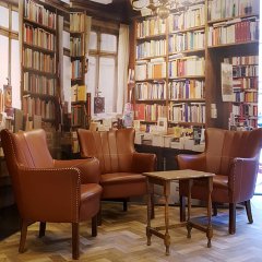 In der Ausstellung wird der „Theologie“-Raum der Buchhandlung Gastl nachgestellt, inklusive der originalen Sessel. Hier hielt unter anderem Ernst Bloch seine privaten Gesprächsrunden mit Studierenden ab.
Bild: Stadtmuseum Tübingen