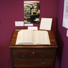 An diesem Stehpult wurden in der Buchhandlung Gastl Kundenanfragen bearbeitet („bibliografiert“).
Bild: Stadtmuseum Tübingen