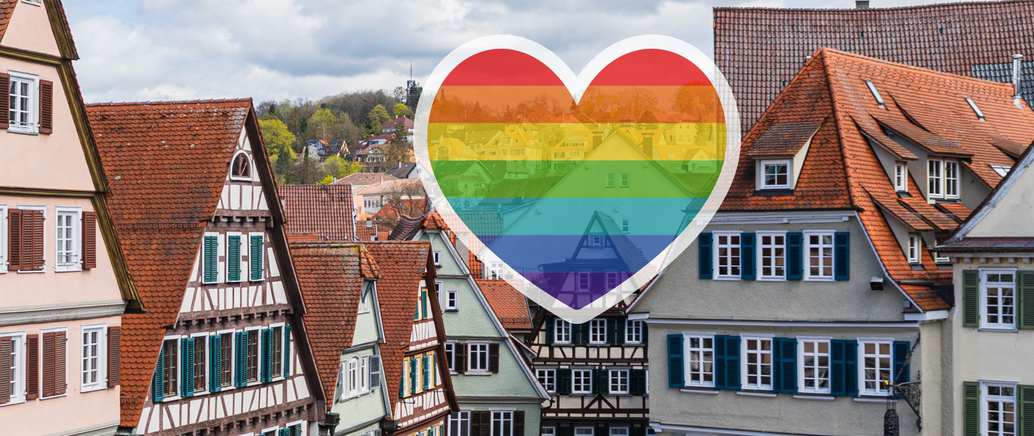 Tübinger Altstadt mit Pride-Flagge