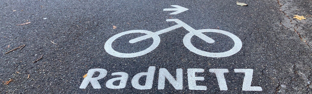 Der Schriftzug Radnetz und ein stilisiertes Fahrrad sind auf den Boden gemalt