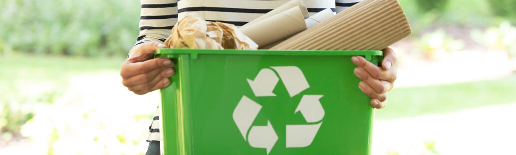 grüne Tonne mit weißem Recycling-Symbol