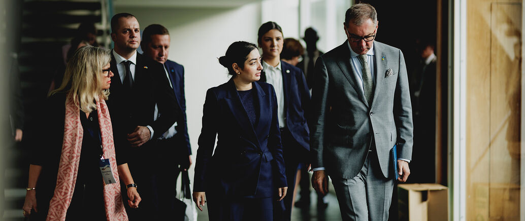 •	Bürgermeisterin Dr. Gundula Schäfer-Vogel mit Bundesentwicklungsministerin Reem Alabali Radovan und dem ukrainischen Botschafter Oleksij Serhijowytsch Makejew. Im Hinter-grund: Krementschuks Bürgermeister Vitalii Maletskyi.