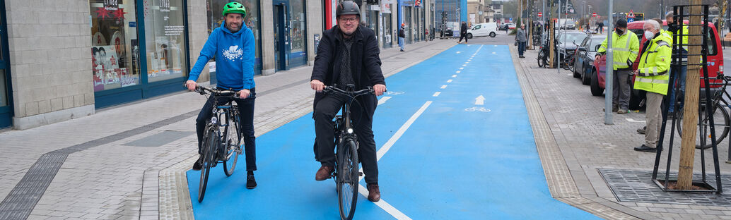 Bild: Oberbürgermeister Boris Palmer und Baubürgermeister Cord Soehlke sind die ersten Radfahrer auf dem neuen Radweg,dem blauen Band. 