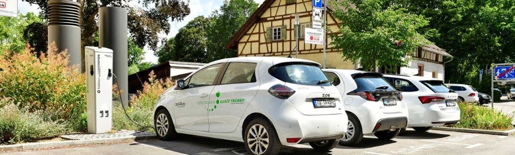 Ladestation und Parkplatz für teilAuto vor dem Technischen Rathaus