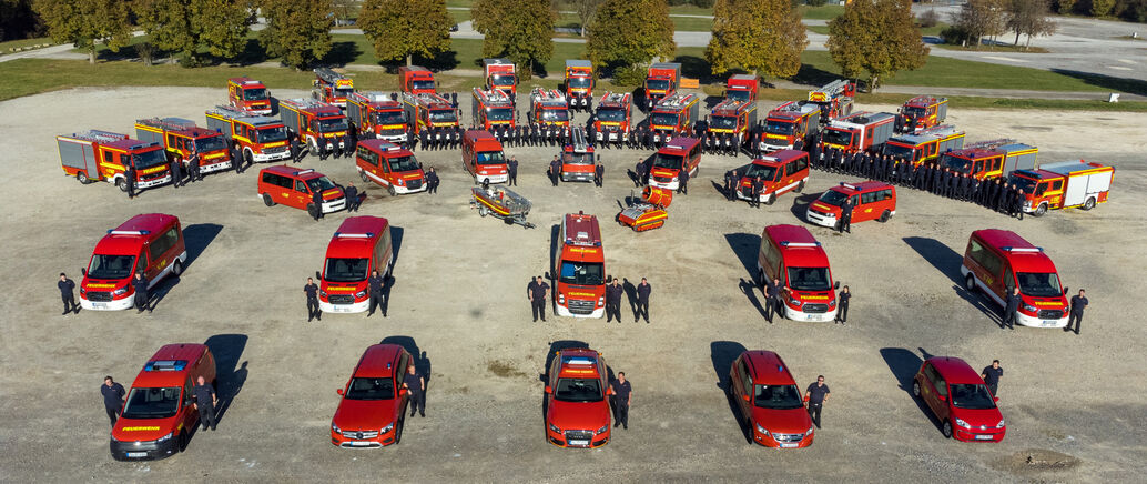 Luftaufnahme: Viele Feuerwehrautos stehen nebeneinander.