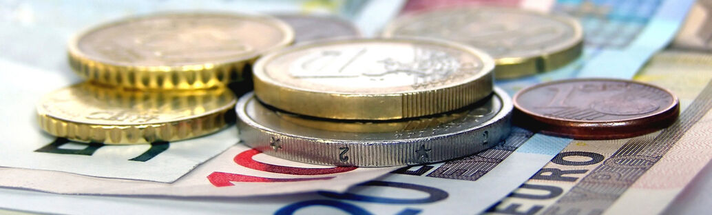 Münzen und Euroscheine. Bild: fotolia