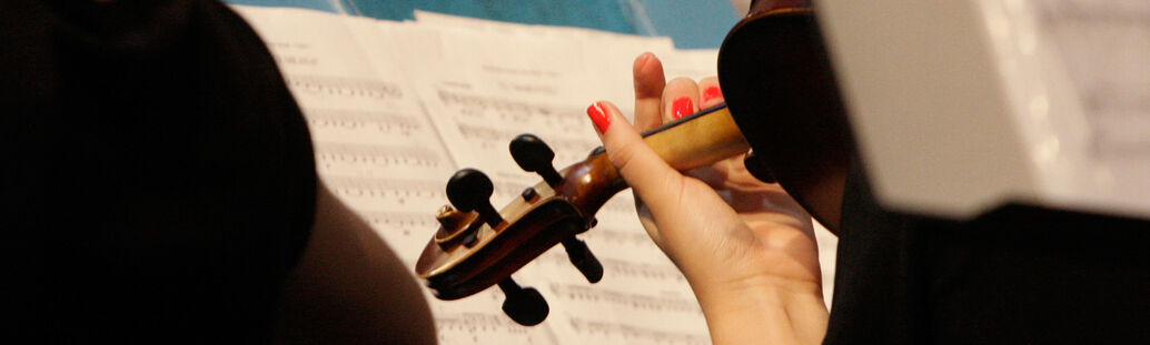 Schülerin spielt Geige