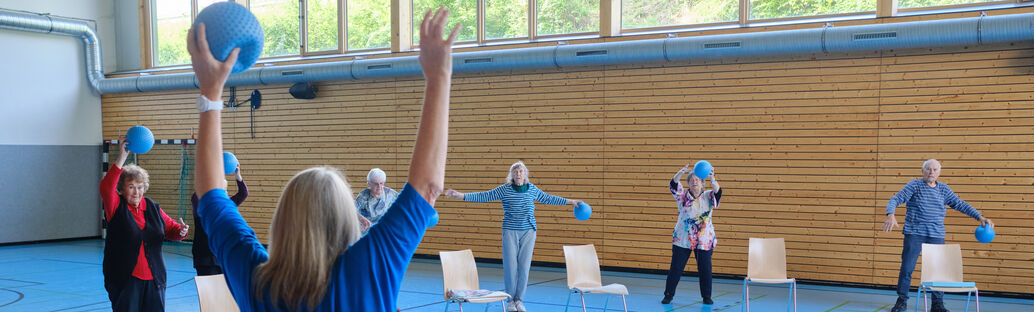 Menschen machen Sportübungen