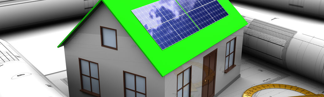 Modell eines Hauses mit PV-Modulen auf dem Dach