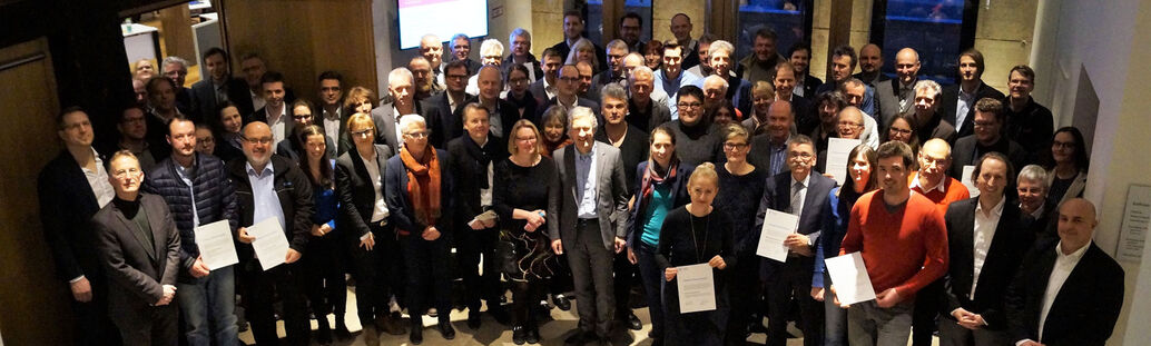 Vertreterinnen und Vertreter von Tübinger Firmen nach der Unterzeichnung des Tübinger Klimapakts