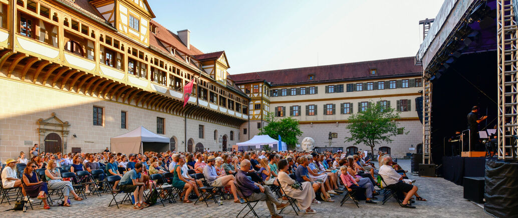 Publikum im Schlosshof