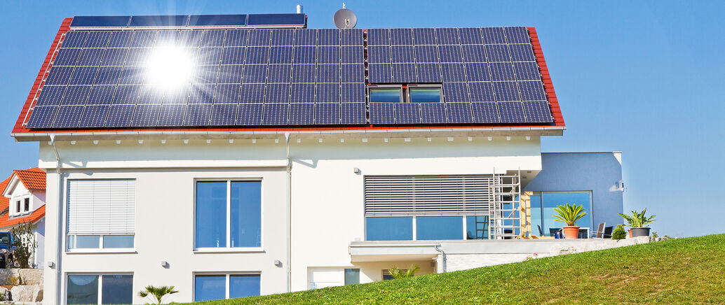 Das Bild zeigt das Dach eines Hauses mit Solarzellen.