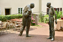 Skulptur Auseinandersetzung (zwei Männer aus Bronze)