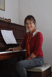 Foto der Komponistin Camille van Lunen am Klavier