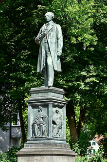 Uhland-Denkmal (Mann aus Bronze)
