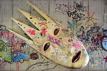 Weiße Theatermaske mit Graffiti