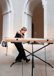 Foto der Komponistin Susanne Hinkelbein am Monochord