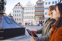 zwei Frauen mit iPad auf dem Tübinger Marktplatz