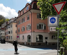 Blaue Fahrradstraße entlang des Schleifmuehlenwegs.