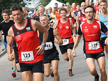 Das Bild zeigt eine Gruppe von Läufern.