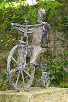 Eine Bronzeskulptur, die einen König auf seinem Fahrrad darstellt 