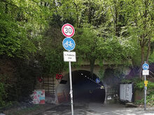 Schild vor dem Fahrradtunnel am Schlossberg