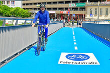 Boris Palmer fährt mit dem Fahrrad über die neue Radbrücke Mitte