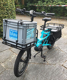 von der Stadt gefördertes Lastenrad mit dem Aufkleber Tübingen macht blau auf der Box