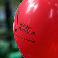 Roter Luftballon mit der Aufschrift Musikschule