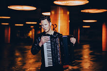 Martynas Leivickis mit Akkordeon