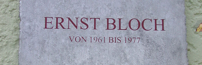 Gedenktafel am Wohnhaus von Ernst und Karola Bloch