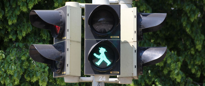 Ampel mit grünem Fußgängersymbol