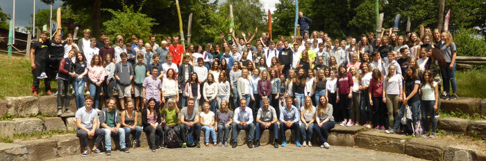Gruppenfoto der Teilnehmerinnen und Teilnehmer der Klimawerkstatt an der Geschwister-Scholl-Schule. 