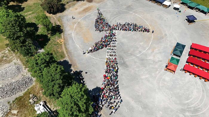 Menschen bilden ein Windrad